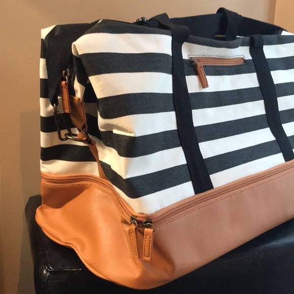 DSW Striped Duffle Bag with zippered compartments - BRAND NEW - Smoke & Pet Free - Picture 4 of 8